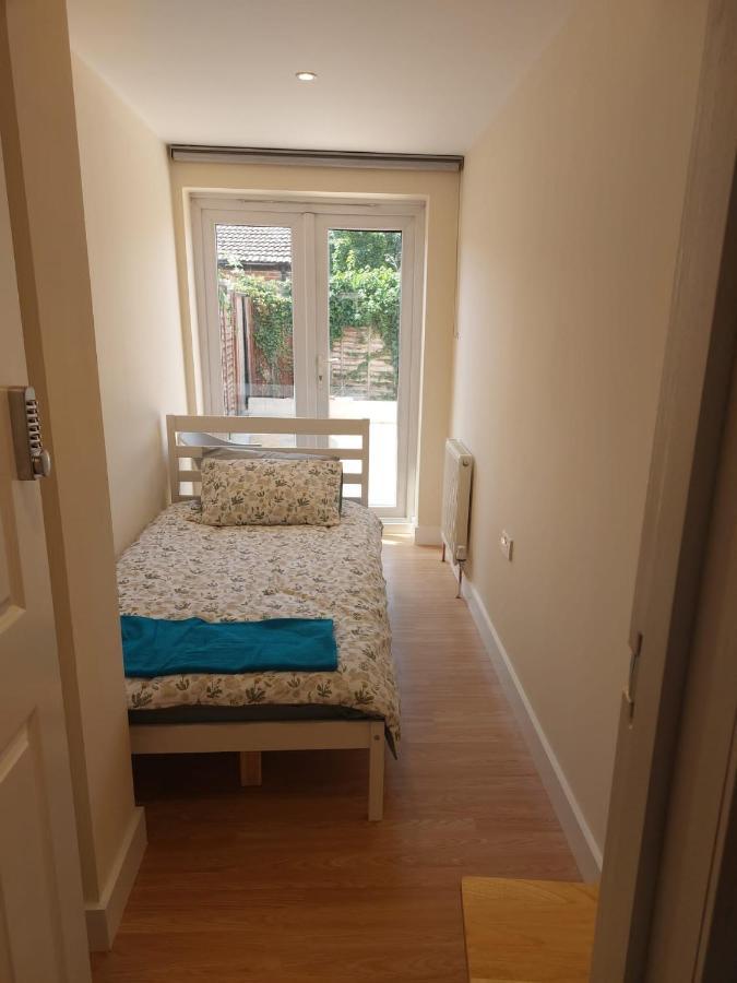 Vibrant Single Room Only For One Adult Southall Exterior foto